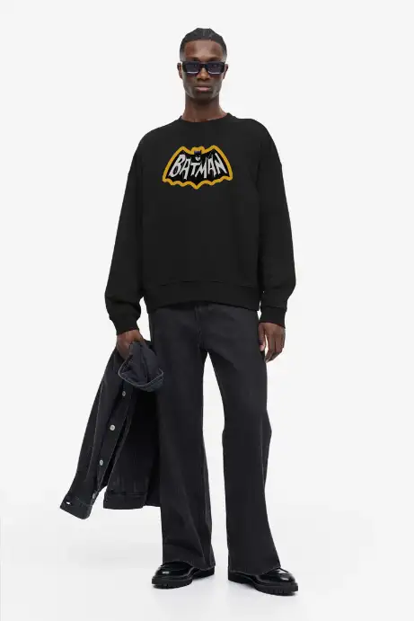 batman-sweatshirt-black-zoomout